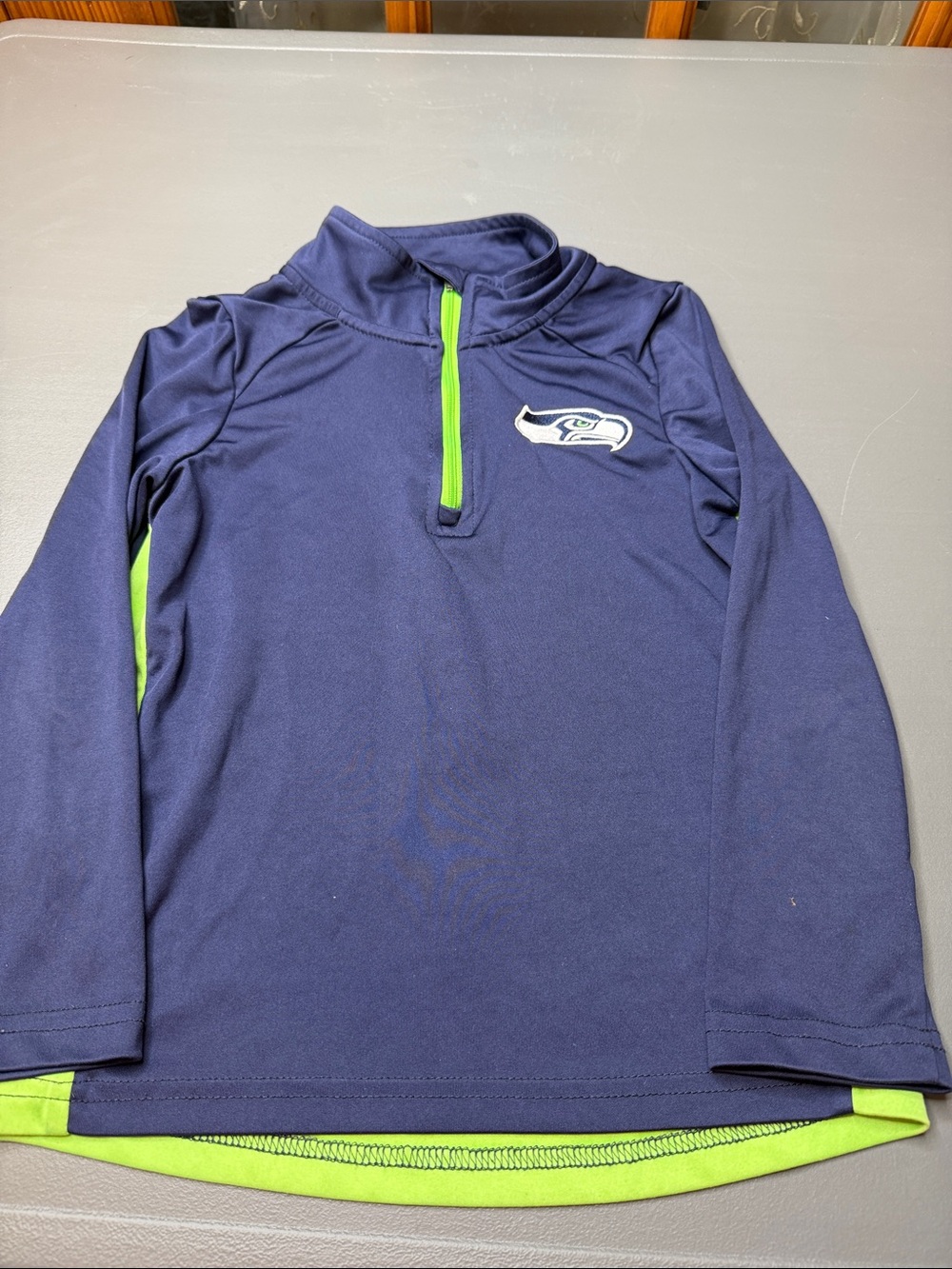 🏈 Kid’s Seattle Seahawks 1/4 zip top. Navy & Neon Green. Size: Med/5-6